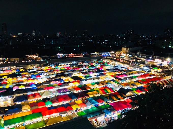 曼谷——拉差达火车夜市.jpg